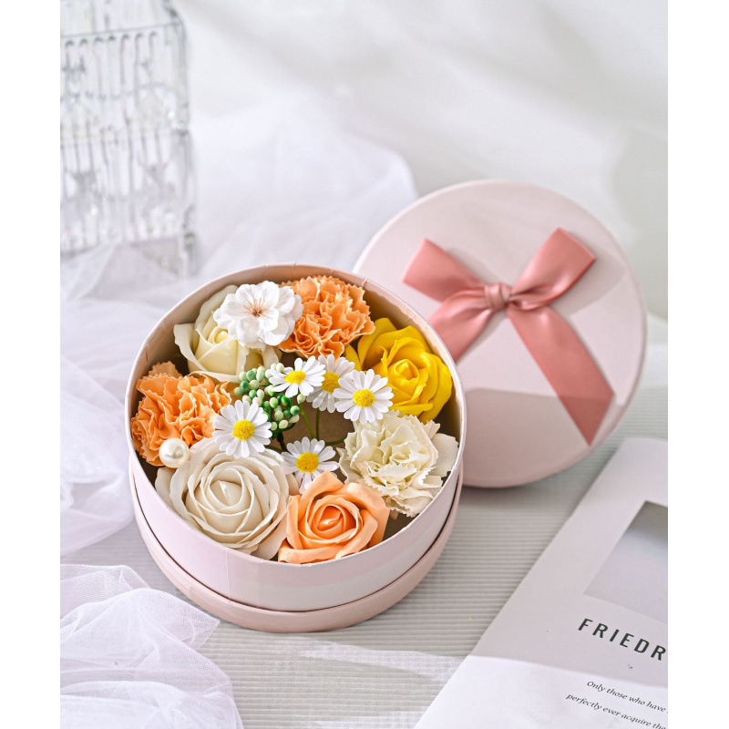 Yalin Подаръчна кутия с рози, карамфили и маргаритки – сапунени цветя
