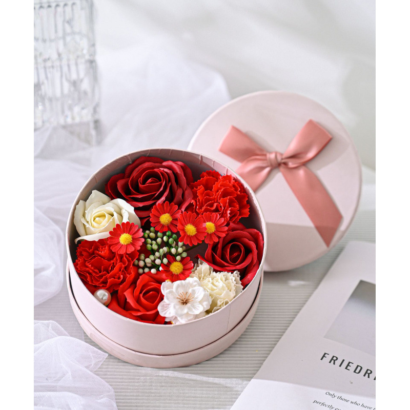 Yalin Подаръчна кутия с рози, карамфили и маргаритки – сапунени цветя