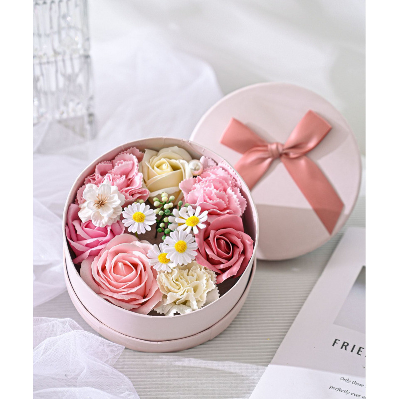 Yalin Подаръчна кутия с рози, карамфили и маргаритки – сапунени цветя