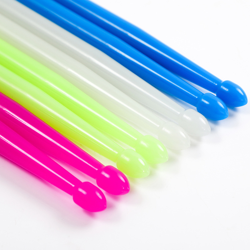 Svietiace plastové paličky na bubon 5A s protišmykovou rúčkou – moboog