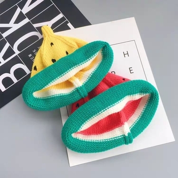 Kötött gyerek sapka dinnyés mintával, téli, poliészter 51–60% tartalom, légáteresztő, szélálló, melegen tart, 6–12 hónapos és 1–2 éves korcsoport számára