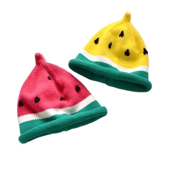 Kötött gyerek sapka dinnyés mintával, téli, poliészter 51–60% tartalom, légáteresztő, szélálló, melegen tart, 6–12 hónapos és 1–2 éves korcsoport számára