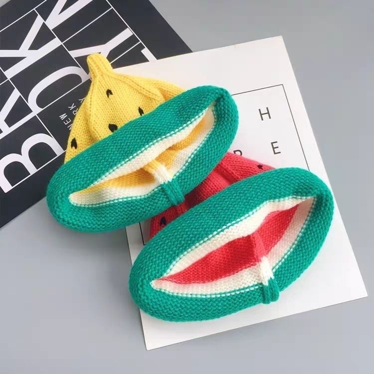 Kötött gyerek sapka dinnyés mintával, téli, poliészter 51–60% tartalom, légáteresztő, szélálló, melegen tart, 6–12 hónapos és 1–2 éves korcsoport számára