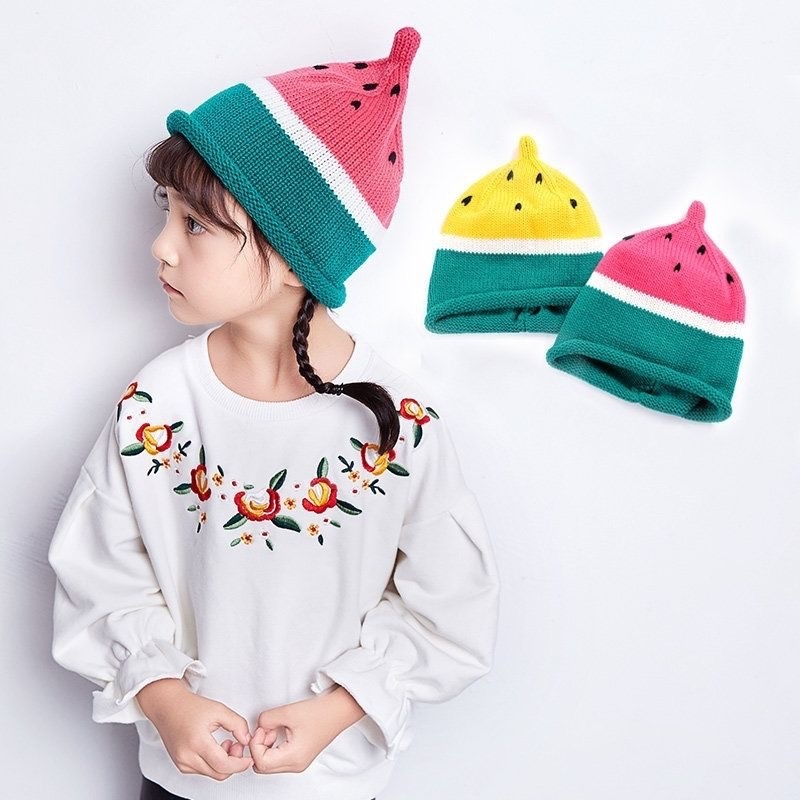 Kötött gyerek sapka dinnyés mintával, téli, poliészter 51–60% tartalom, légáteresztő, szélálló, melegen tart, 6–12 hónapos és 1–2 éves korcsoport számára