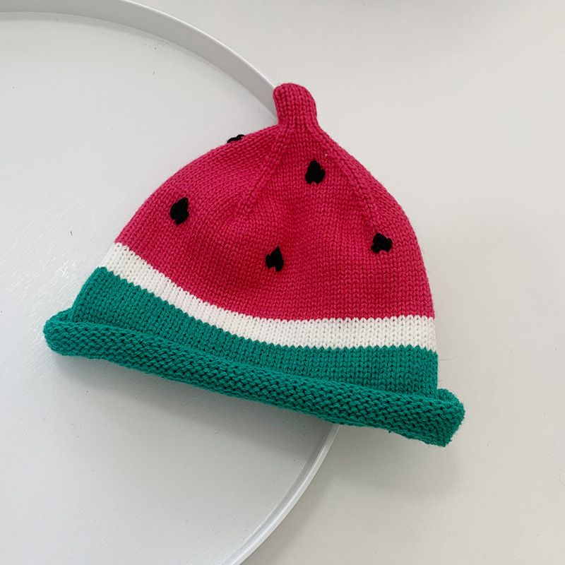 Kötött gyerek sapka dinnyés mintával, téli, poliészter 51–60% tartalom, légáteresztő, szélálló, melegen tart, 6–12 hónapos és 1–2 éves korcsoport számára