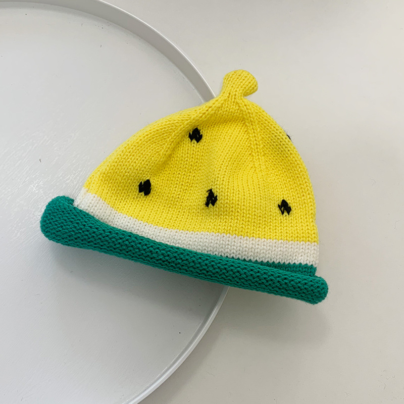 Kötött gyerek sapka dinnyés mintával, téli, poliészter 51–60% tartalom, légáteresztő, szélálló, melegen tart, 6–12 hónapos és 1–2 éves korcsoport számára