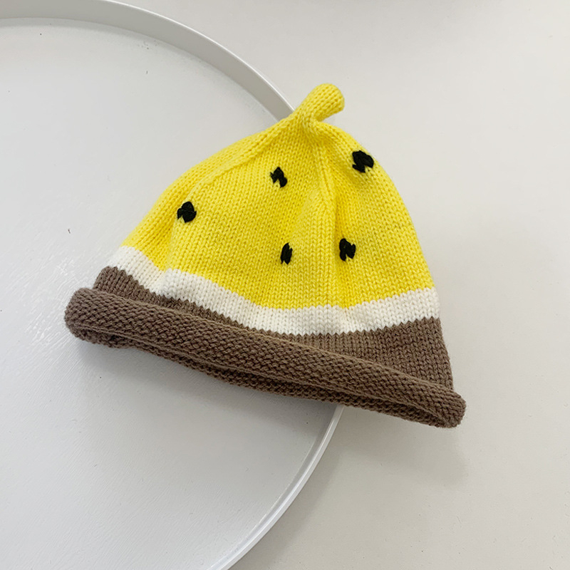 Kötött gyerek sapka dinnyés mintával, téli, poliészter 51–60% tartalom, légáteresztő, szélálló, melegen tart, 6–12 hónapos és 1–2 éves korcsoport számára