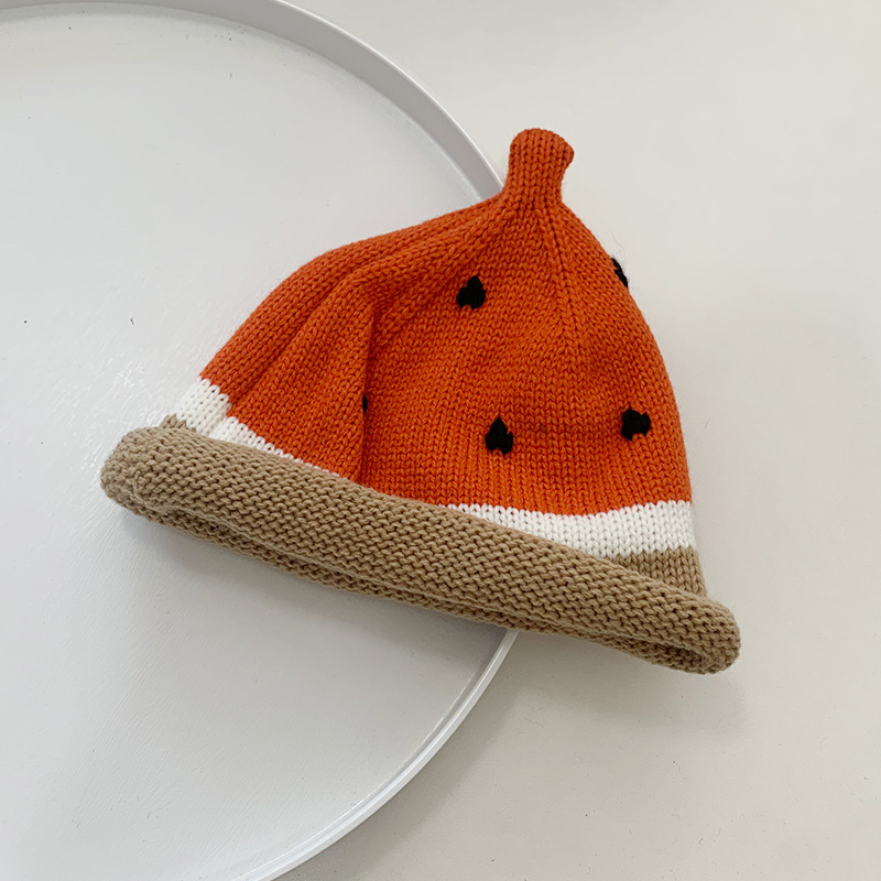 Kötött gyerek sapka dinnyés mintával, téli, poliészter 51–60% tartalom, légáteresztő, szélálló, melegen tart, 6–12 hónapos és 1–2 éves korcsoport számára