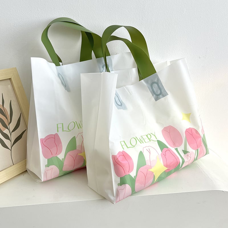 Apģērbu veikalam paredzēta soma — plastmasas iepirkuma/iepakošanas soma, zīmols Fuxin Fulong; dubultās kārtas biezums 16 Silk; dienas ražošana 10 000; pielietojums: ziedu soma; 50 gab. uz iepakojumu