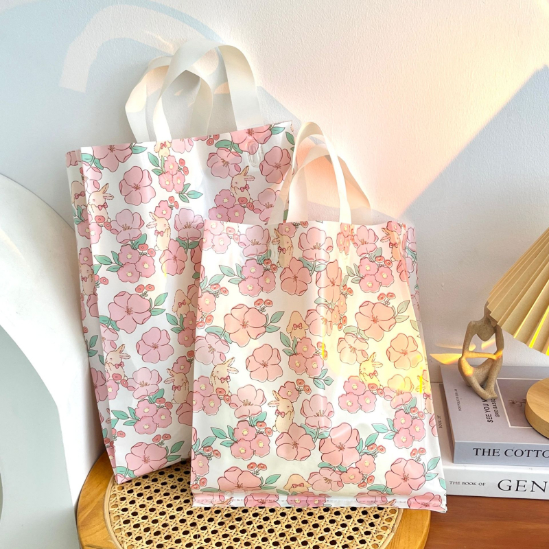 Drabužių parduotuvei skirta nešiojamoji tašė — plastikinė pirkinių ir įpakavimo maišelis, prekės ženklas Fuxin Fulong; dvigubo sluoksnio storis 16 Silk; dienos gamyba 10 000; panaudojimas: gėlių nešiojamoji; maiše 50 vnt