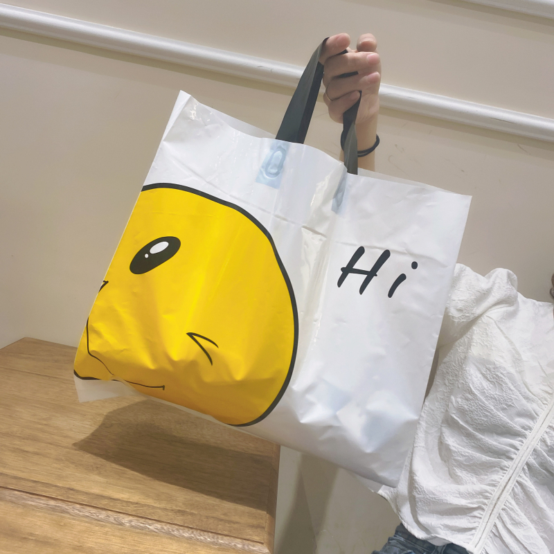 Drabužių parduotuvei skirta nešiojamoji tašė — plastikinė pirkinių ir įpakavimo maišelis, prekės ženklas Fuxin Fulong; dvigubo sluoksnio storis 16 Silk; dienos gamyba 10 000; panaudojimas: gėlių nešiojamoji; maiše 50 vnt