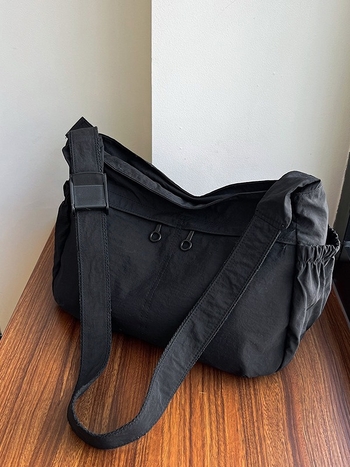 Pečių rankinė iš Oxford audinio, horizontalaus kvadrato formos, užtrauktukas, poliesterio pamušalas, vidinės kišenės telefonui ir asmens tapatybės kortelei