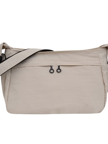 Pečių rankinė iš Oxford audinio, horizontalaus kvadrato formos, užtrauktukas, poliesterio pamušalas, vidinės kišenės telefonui ir asmens tapatybės kortelei