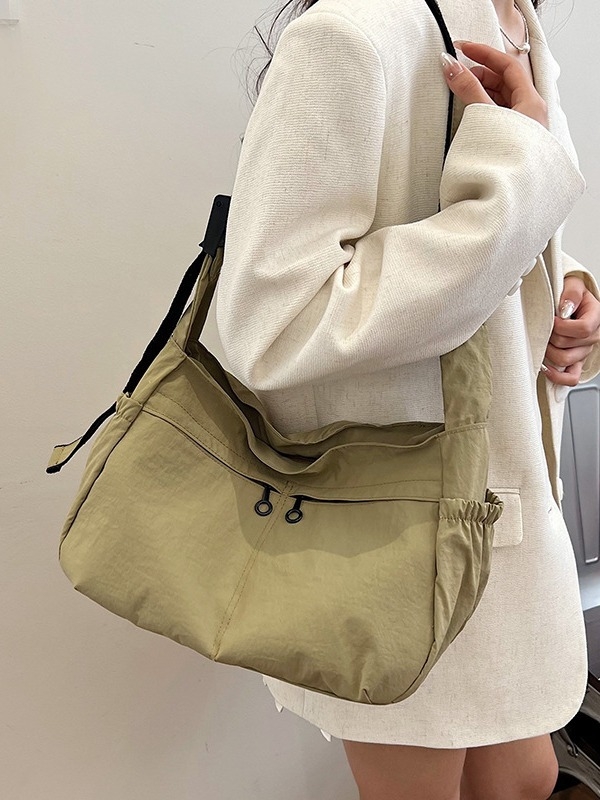 Pečių rankinė iš Oxford audinio, horizontalaus kvadrato formos, užtrauktukas, poliesterio pamušalas, vidinės kišenės telefonui ir asmens tapatybės kortelei