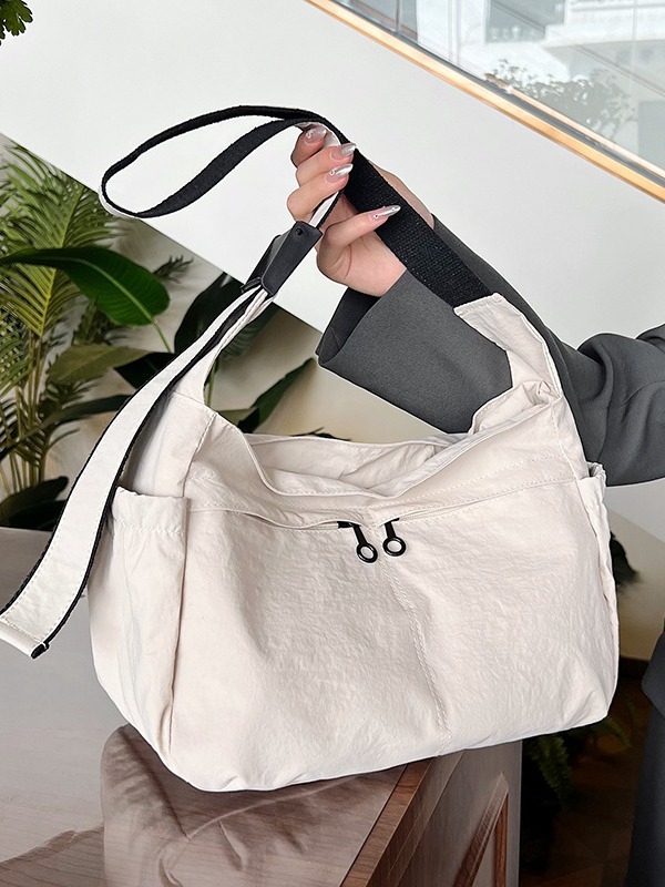 Pečių rankinė iš Oxford audinio, horizontalaus kvadrato formos, užtrauktukas, poliesterio pamušalas, vidinės kišenės telefonui ir asmens tapatybės kortelei