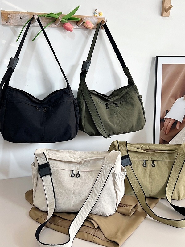 Pečių rankinė iš Oxford audinio, horizontalaus kvadrato formos, užtrauktukas, poliesterio pamušalas, vidinės kišenės telefonui ir asmens tapatybės kortelei