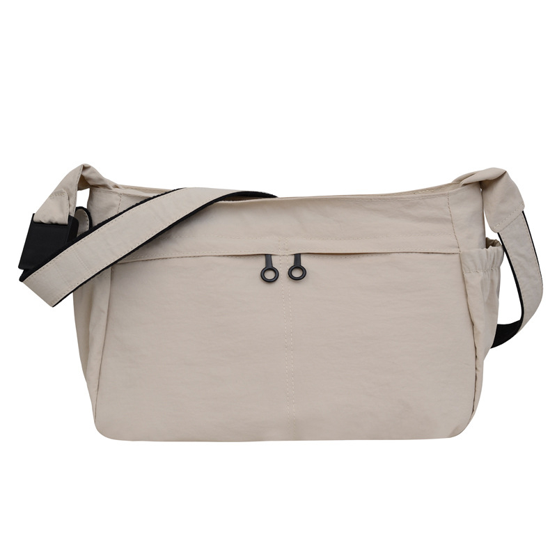 Pečių rankinė iš Oxford audinio, horizontalaus kvadrato formos, užtrauktukas, poliesterio pamušalas, vidinės kišenės telefonui ir asmens tapatybės kortelei