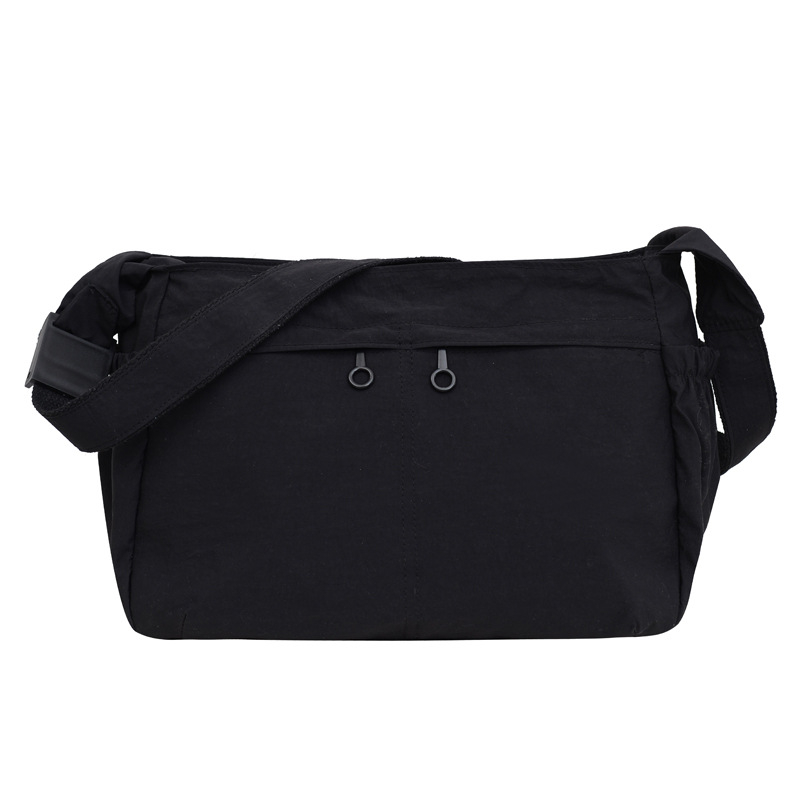 Pečių rankinė iš Oxford audinio, horizontalaus kvadrato formos, užtrauktukas, poliesterio pamušalas, vidinės kišenės telefonui ir asmens tapatybės kortelei