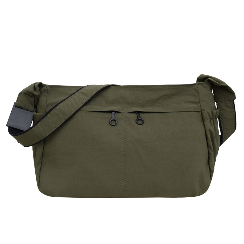 Pečių rankinė iš Oxford audinio, horizontalaus kvadrato formos, užtrauktukas, poliesterio pamušalas, vidinės kišenės telefonui ir asmens tapatybės kortelei