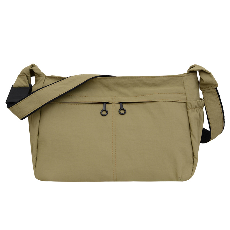 Pečių rankinė iš Oxford audinio, horizontalaus kvadrato formos, užtrauktukas, poliesterio pamušalas, vidinės kišenės telefonui ir asmens tapatybės kortelei