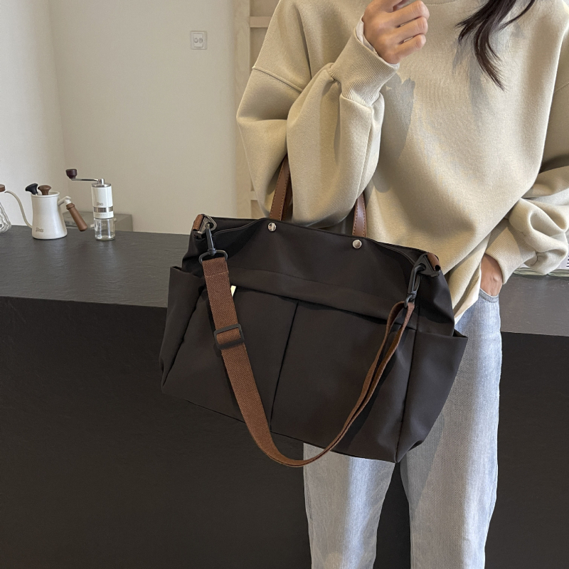 Найлонова чанта за рамо, урбан стил, хоризонтално квадратна форма, цип за затваряне, вътрешен джоб с цип