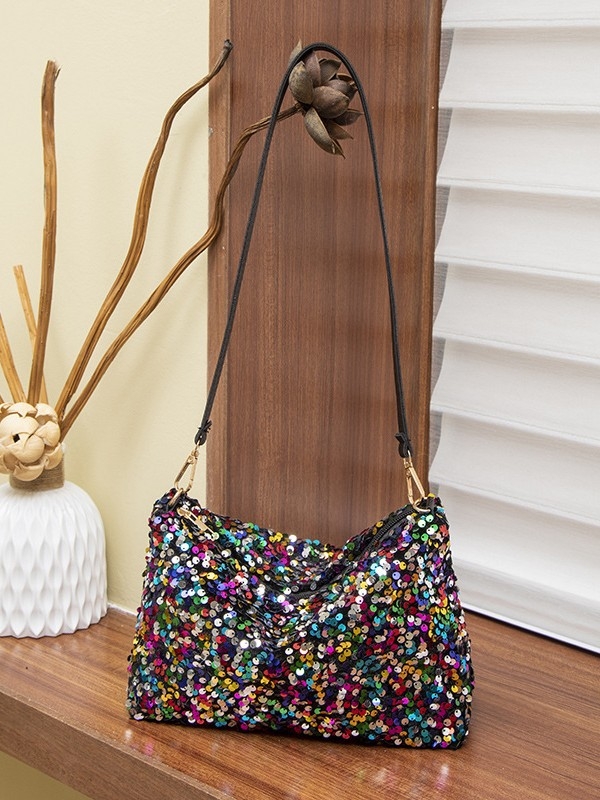 Koreai stílusú sequin táska egy vállpánttal, közepes méretű, vízszintes négyszögletes forma, cipzáras nyitás, poliészter bélés, belső zsebek telefonhoz és igazolványhoz, tavasz 2025