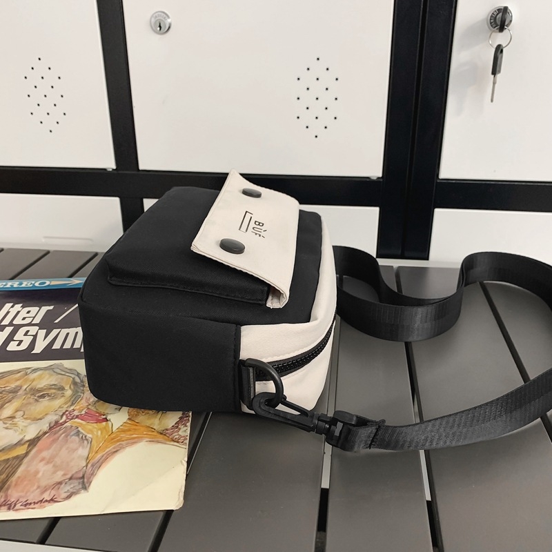 Nylon crossbody torba s urbanim minimalistickim dizajnom, velika kapaciteta, vodoravno kvadratnog oblika, zatvaranje na zip, podstava od poliestera, unutarnji džepovi: zip džep, džep za telefon i ID džep