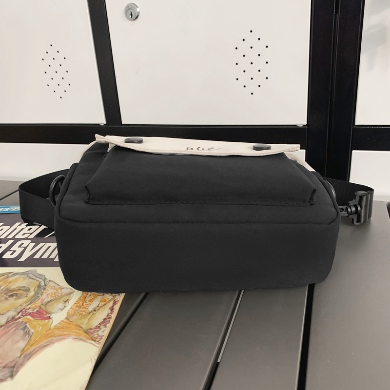 Nylon crossbody torba s urbanim minimalistickim dizajnom, velika kapaciteta, vodoravno kvadratnog oblika, zatvaranje na zip, podstava od poliestera, unutarnji džepovi: zip džep, džep za telefon i ID džep