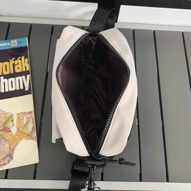 Nylon crossbody torba s urbanim minimalistickim dizajnom, velika kapaciteta, vodoravno kvadratnog oblika, zatvaranje na zip, podstava od poliestera, unutarnji džepovi: zip džep, džep za telefon i ID džep