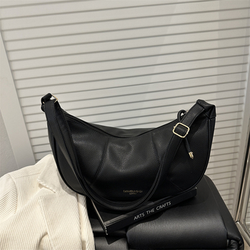 Női dumpling-stílusú táska — PU anyag, cipzáras zárás, poliészter bélés, dumpling alak, nyár 2025