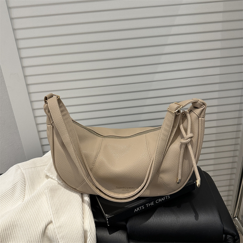 Női dumpling-stílusú táska — PU anyag, cipzáras zárás, poliészter bélés, dumpling alak, nyár 2025