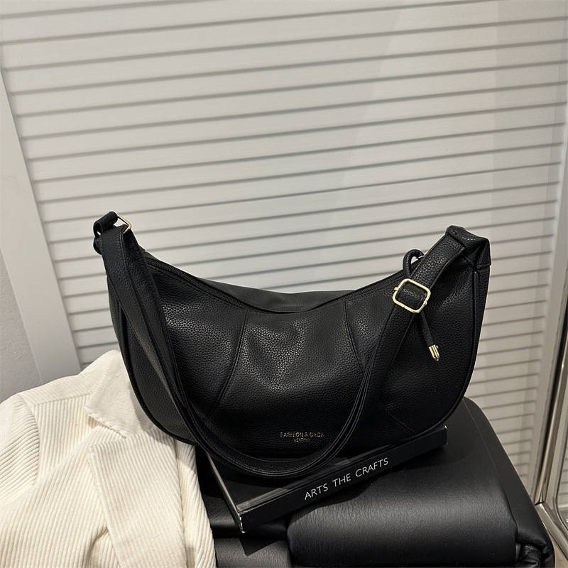 Női dumpling-stílusú táska — PU anyag, cipzáras zárás, poliészter bélés, dumpling alak, nyár 2025