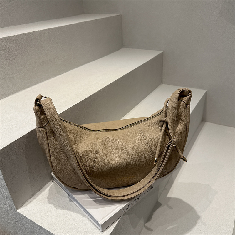 Női dumpling-stílusú táska — PU anyag, cipzáras zárás, poliészter bélés, dumpling alak, nyár 2025