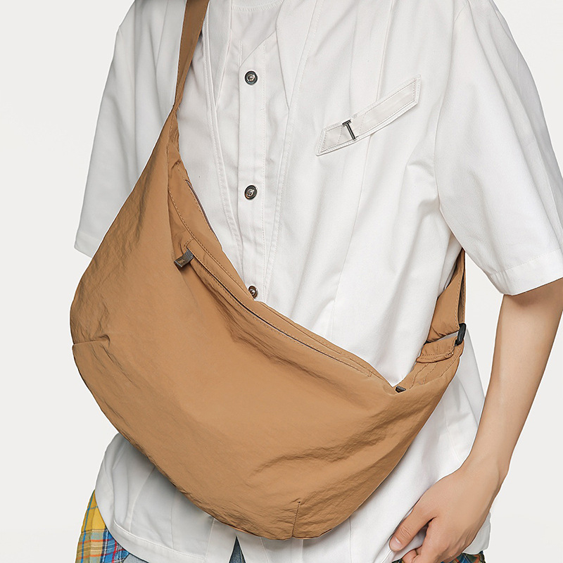 Dumpling Bag - Νάιλον, σχήμα dumpling, κλείσιμο με φερμουάρ, εσωτερικό με λαμιναρισμένο διαμέρισμα, επένδυση πολυεστέρα