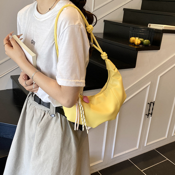 Ženska mini kvadratna crossbody torba od PU; horizontalni kvadratni oblik; podstava od poliester; zatvaranje zipom; unutarnji džepovi: džep sa zipom. Stil: mini kvadrat; ljeto 2025; jedan remen