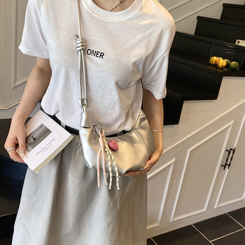 Ženska mini kvadratna crossbody torba od PU; horizontalni kvadratni oblik; podstava od poliester; zatvaranje zipom; unutarnji džepovi: džep sa zipom. Stil: mini kvadrat; ljeto 2025; jedan remen