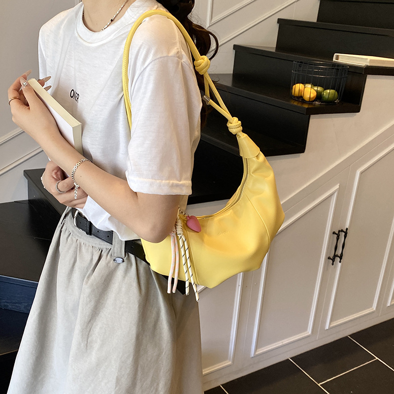 Ženska mini kvadratna crossbody torba od PU; horizontalni kvadratni oblik; podstava od poliester; zatvaranje zipom; unutarnji džepovi: džep sa zipom. Stil: mini kvadrat; ljeto 2025; jedan remen