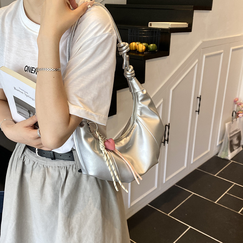 Ženska mini kvadratna crossbody torba od PU; horizontalni kvadratni oblik; podstava od poliester; zatvaranje zipom; unutarnji džepovi: džep sa zipom. Stil: mini kvadrat; ljeto 2025; jedan remen
