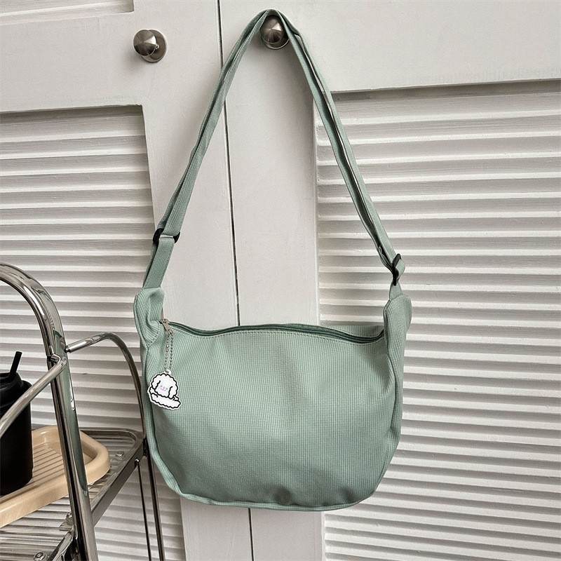 Ženska torba preko ramena u street-trend stilu, najlon, dumpling oblik, zatvarač, podstava poliester