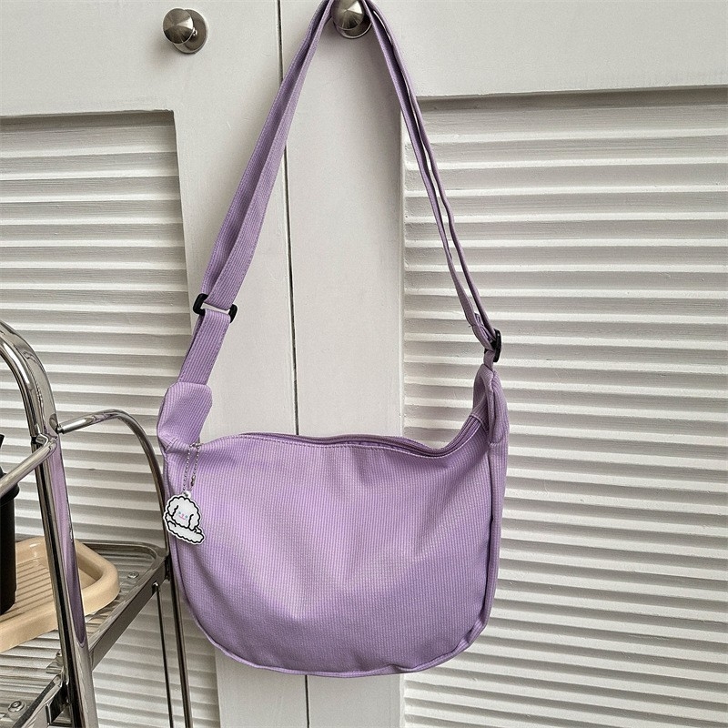Ženska torba preko ramena u street-trend stilu, najlon, dumpling oblik, zatvarač, podstava poliester