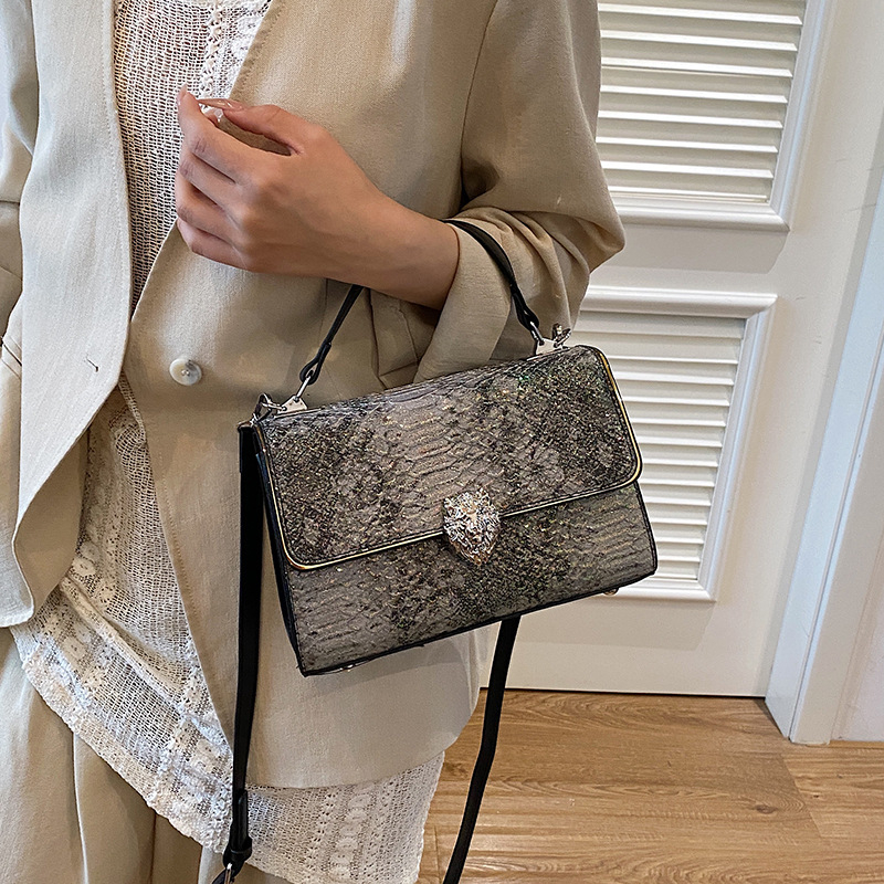 Geantă damă din PU, formă pătrată orientată orizontal, stil clasic, închidere cu cataramă magnetică, buzunar interior cu fermoar, căptușeală din piele sintetică