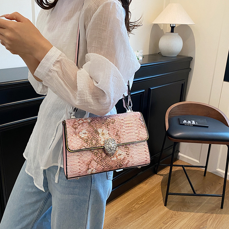 Geantă damă din PU, formă pătrată orientată orizontal, stil clasic, închidere cu cataramă magnetică, buzunar interior cu fermoar, căptușeală din piele sintetică