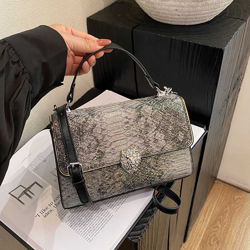 Geantă damă din PU, formă pătrată orientată orizontal, stil clasic, închidere cu cataramă magnetică, buzunar interior cu fermoar, căptușeală din piele sintetică