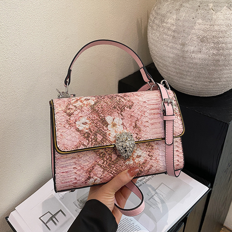 Geantă damă din PU, formă pătrată orientată orizontal, stil clasic, închidere cu cataramă magnetică, buzunar interior cu fermoar, căptușeală din piele sintetică