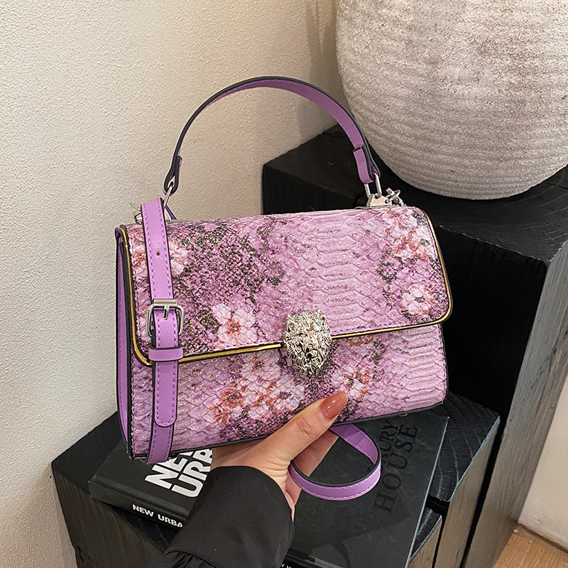 Geantă damă din PU, formă pătrată orientată orizontal, stil clasic, închidere cu cataramă magnetică, buzunar interior cu fermoar, căptușeală din piele sintetică