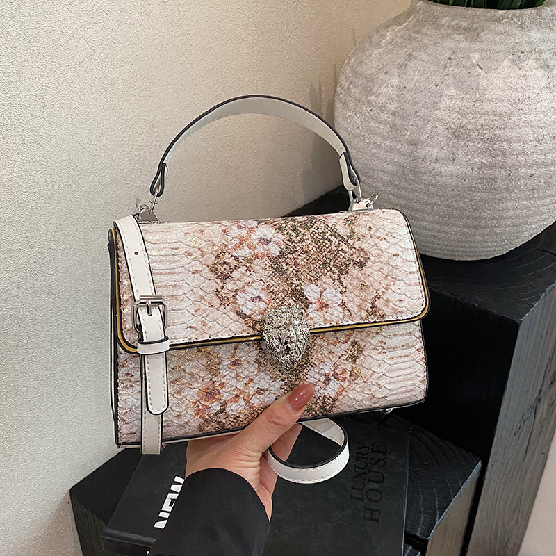 Geantă damă din PU, formă pătrată orientată orizontal, stil clasic, închidere cu cataramă magnetică, buzunar interior cu fermoar, căptușeală din piele sintetică