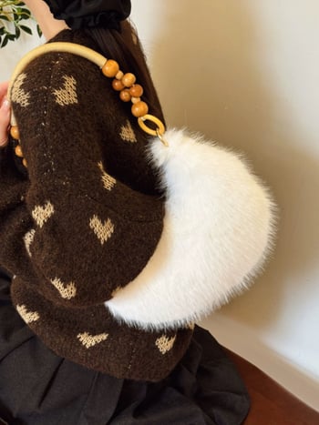 Pliušinė moteriška pečių rankinė dumpling formos — minkšta, trimatė, užtrauktukas, poliesterio pamušalas, vidiniai kišenės telefonui ir asmens tapatybės kortelei, miestiškas paprastas stilius