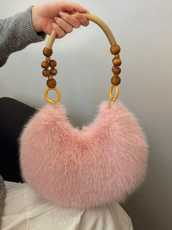 Pliušinė moteriška pečių rankinė dumpling formos — minkšta, trimatė, užtrauktukas, poliesterio pamušalas, vidiniai kišenės telefonui ir asmens tapatybės kortelei, miestiškas paprastas stilius