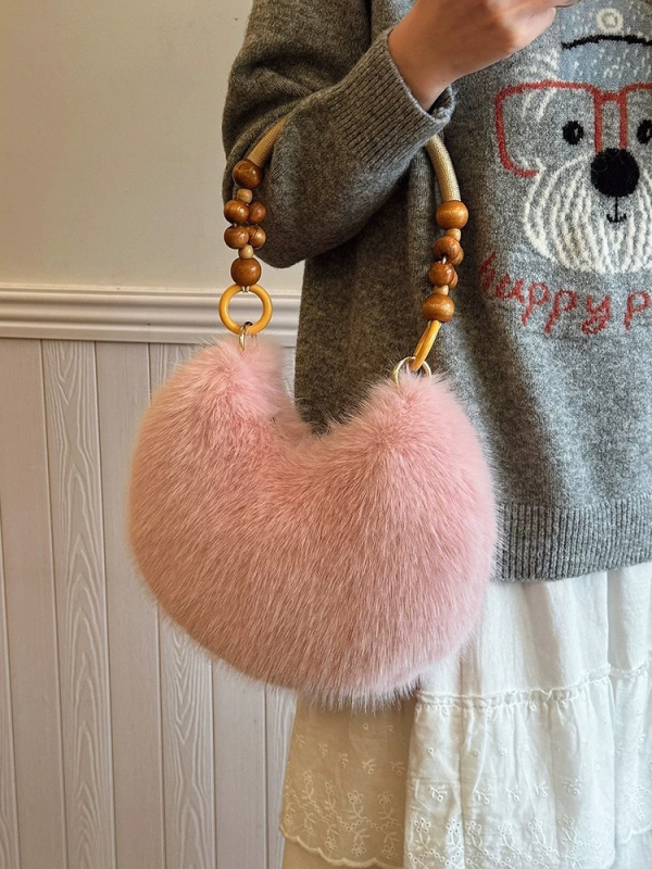 Pliušinė moteriška pečių rankinė dumpling formos — minkšta, trimatė, užtrauktukas, poliesterio pamušalas, vidiniai kišenės telefonui ir asmens tapatybės kortelei, miestiškas paprastas stilius