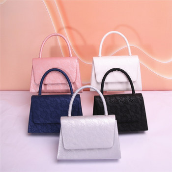 Дамска вечерна чанта, полиестер материал, полиестрова облицовка, хоризонтална квадратна форма, затваряне с капак, уличен стил